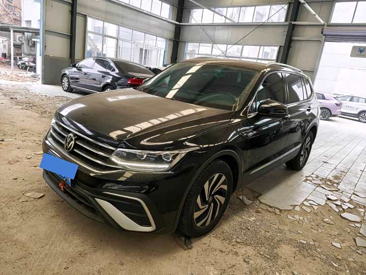 Фото 1 - Volkswagen Tiguan L Pro