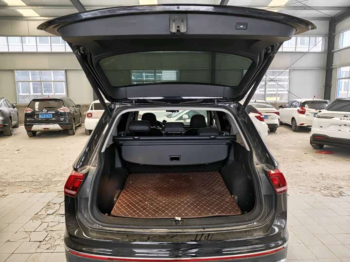 Фото 8 - Volkswagen Tiguan L Pro