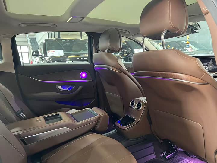 Фото 4 - Mercedes-Benz E-Class