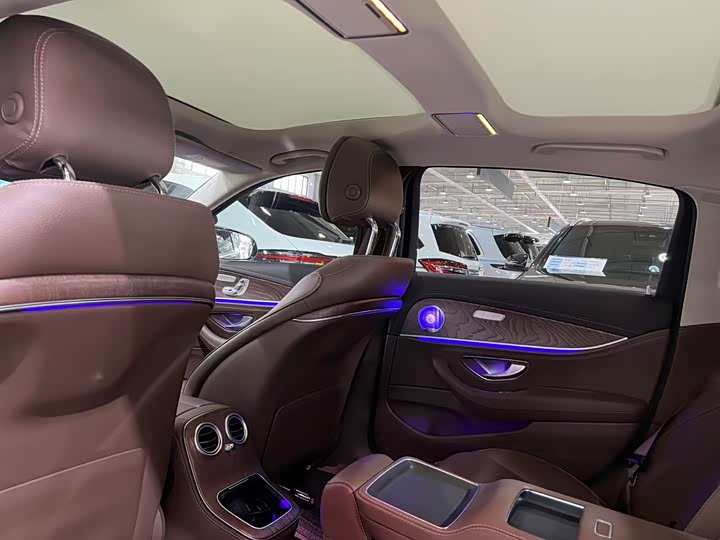 Фото 6 - Mercedes-Benz E-Class