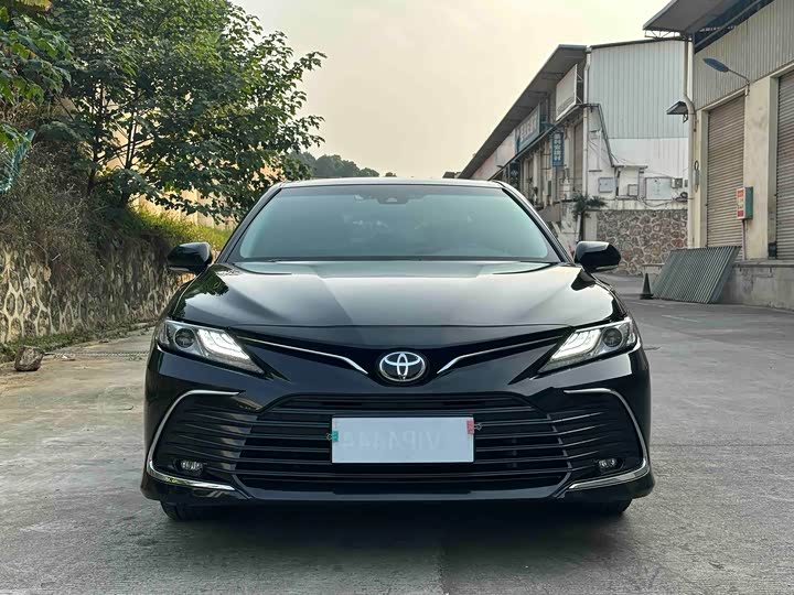 Фото 2 - Toyota Camry