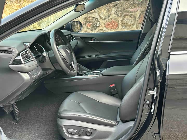 Фото 4 - Toyota Camry