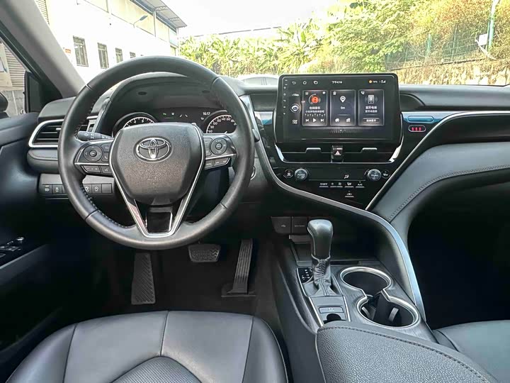 Фото 9 - Toyota Camry