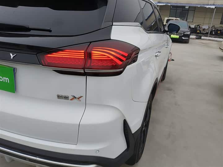 Фото 8 - Geely Atlas