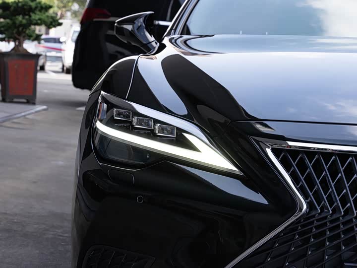 Фото 6 - Lexus LS