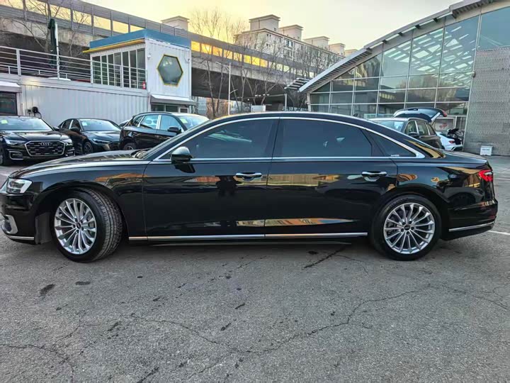 Фото 3 - Audi A8