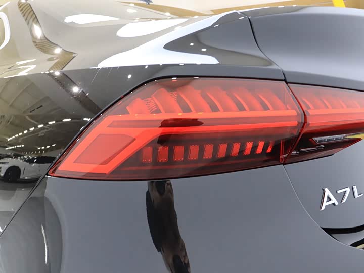 Фото 9 - Audi A7L