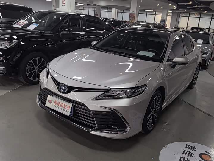 Фото 1 - Toyota Camry