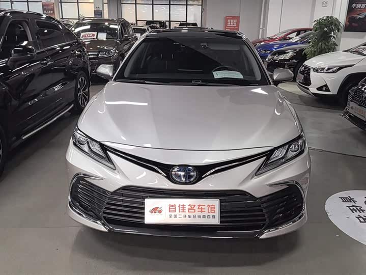 Фото 2 - Toyota Camry