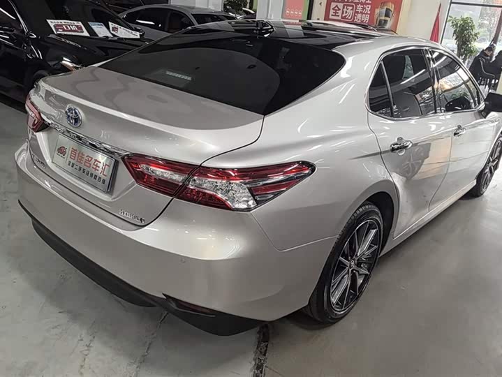 Фото 3 - Toyota Camry