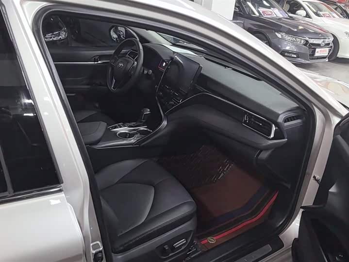 Фото 8 - Toyota Camry