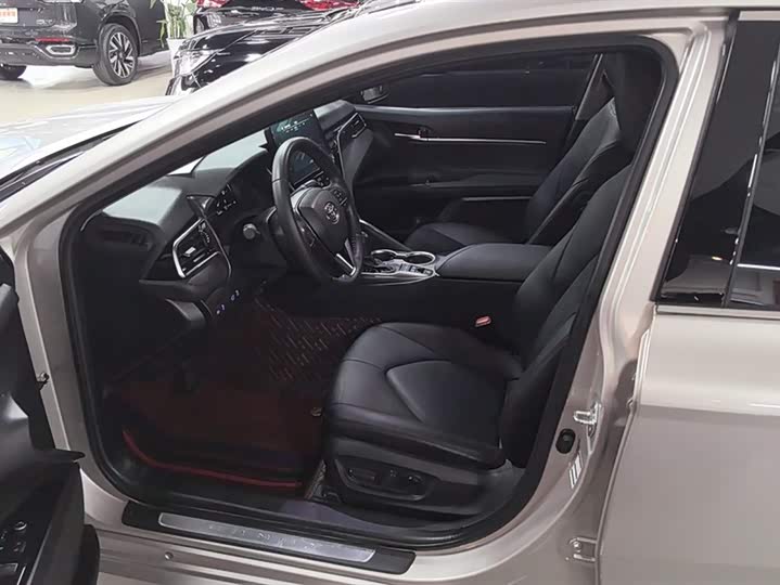 Фото 9 - Toyota Camry