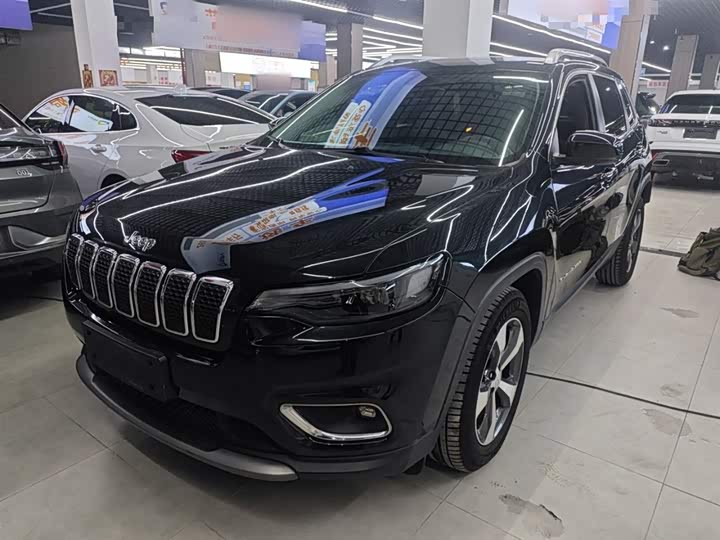 Фото 1 - Jeep Cherokee