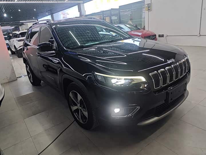 Фото 4 - Jeep Cherokee