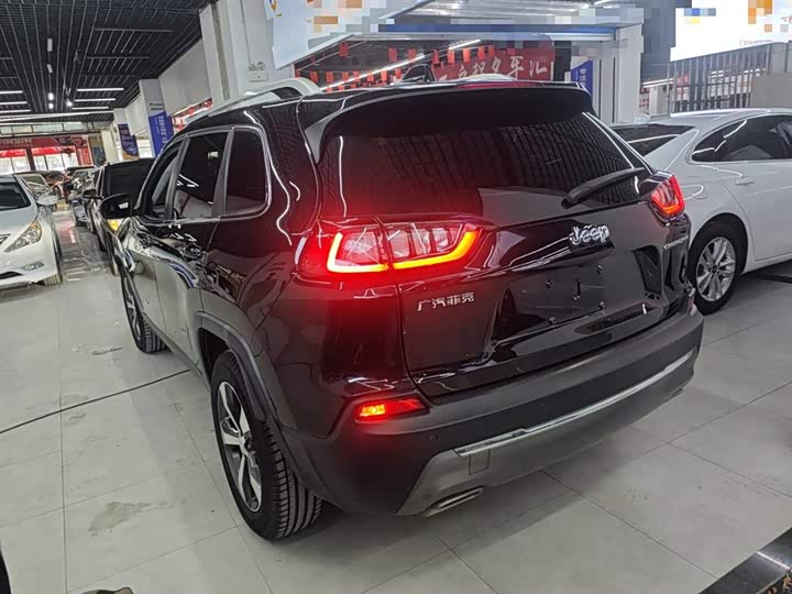 Фото 5 - Jeep Cherokee