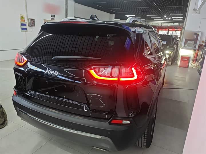 Фото 7 - Jeep Cherokee