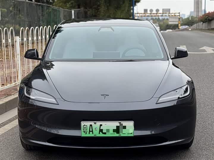 Фото 2 - Tesla Model 3