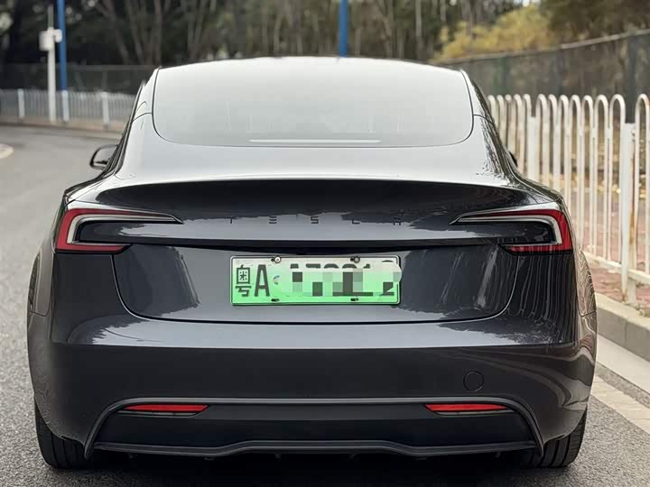 Фото 3 - Tesla Model 3