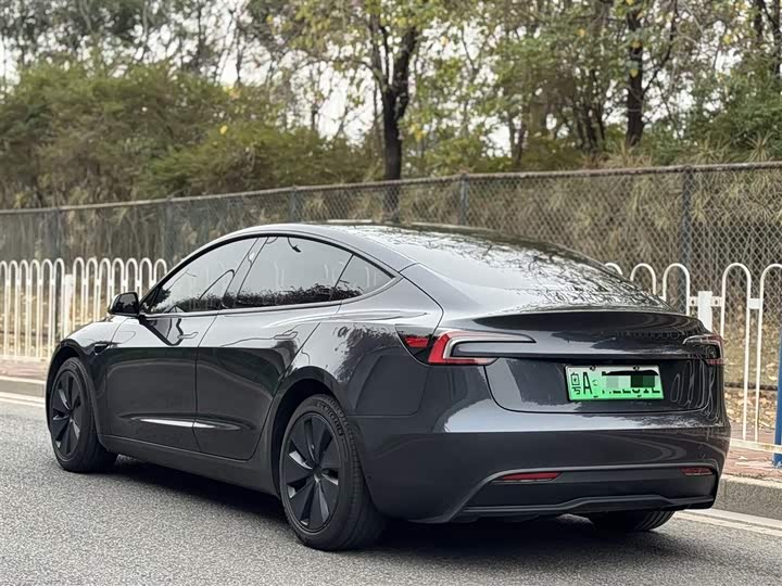 Фото 4 - Tesla Model 3