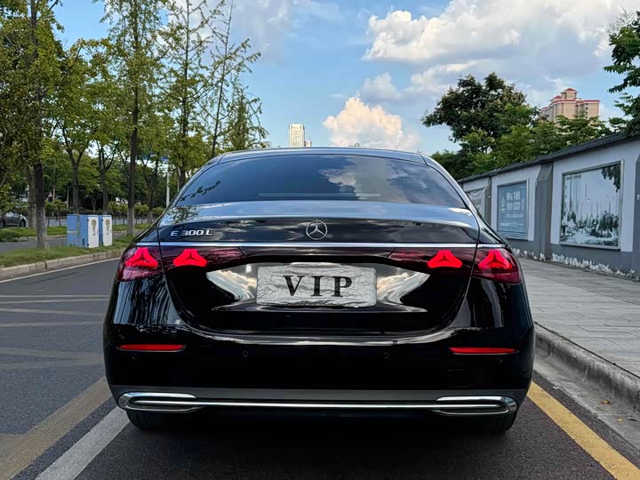 Photo 8 - Mercedes-Benz E-Class