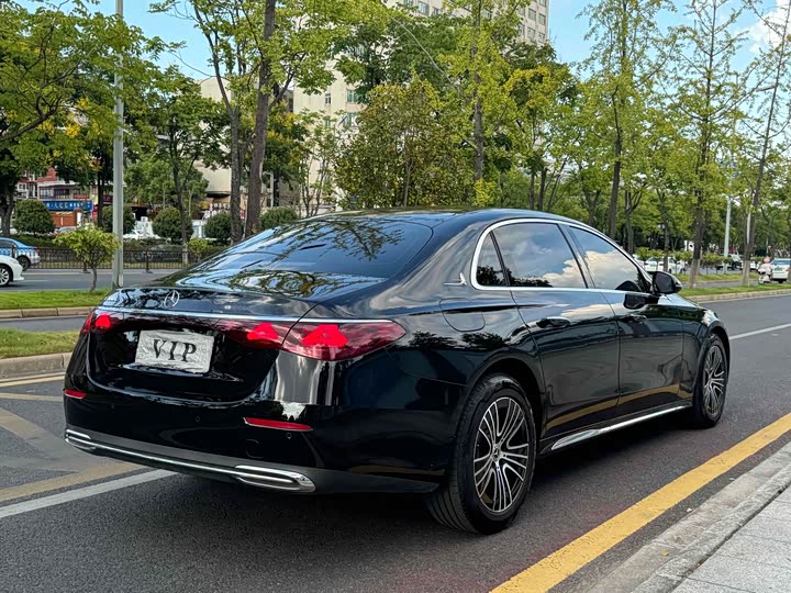 Photo 9 - Mercedes-Benz E-Class