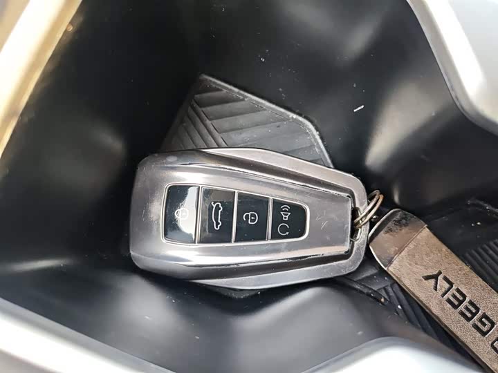 Фото 9 - Geely Geometry E Firefly