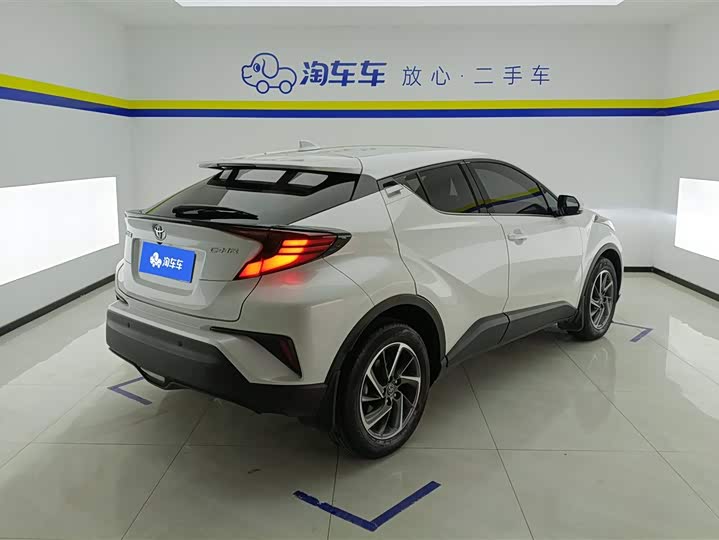 Фото 3 - Toyota C-HR