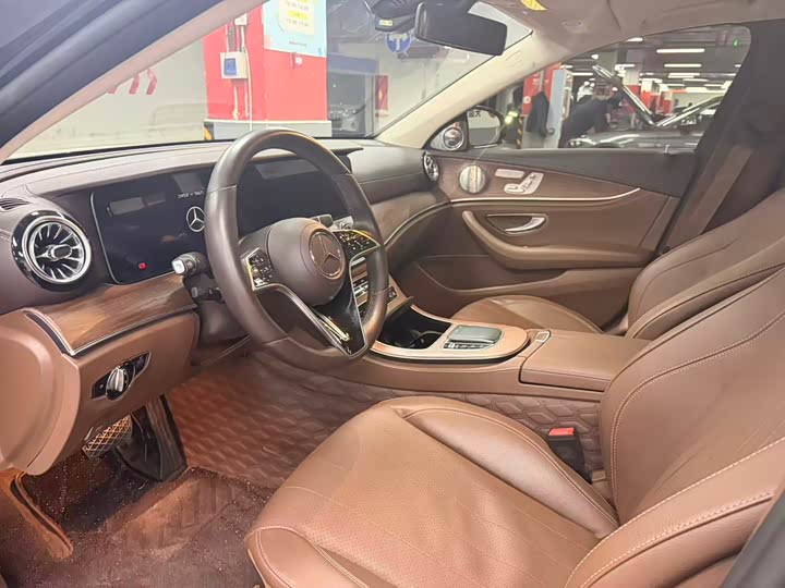 Фото 4 - Mercedes-Benz E-Class