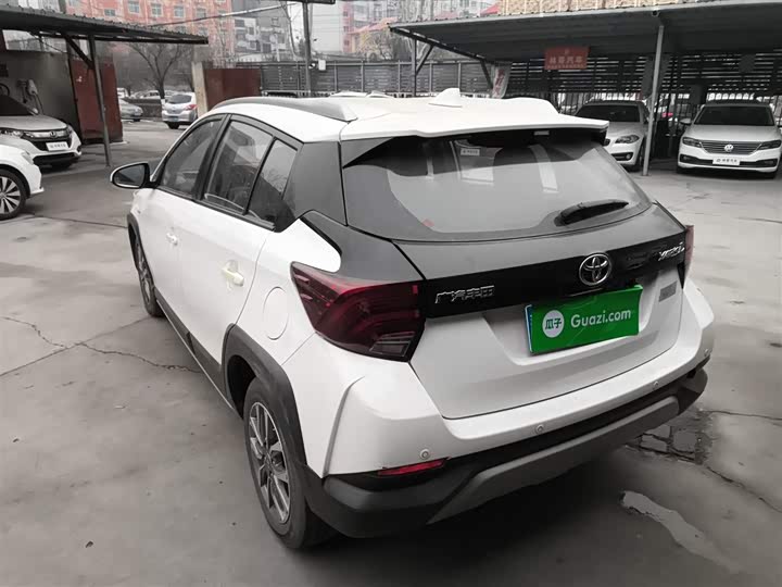 Фото 5 - Toyota Yaris L Hatchback