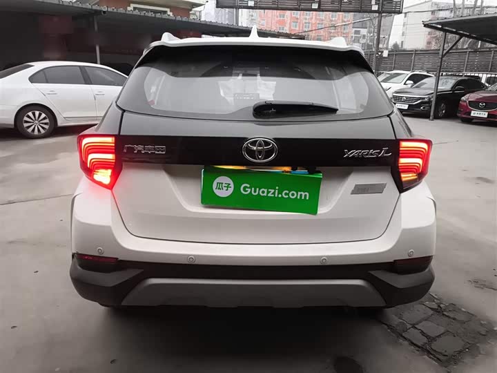 Фото 6 - Toyota Yaris L Hatchback