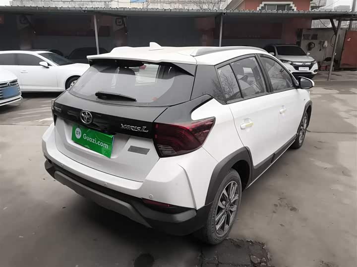 Фото 7 - Toyota Yaris L Hatchback