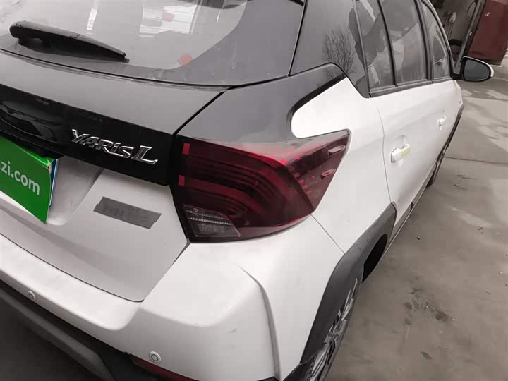 Фото 8 - Toyota Yaris L Hatchback