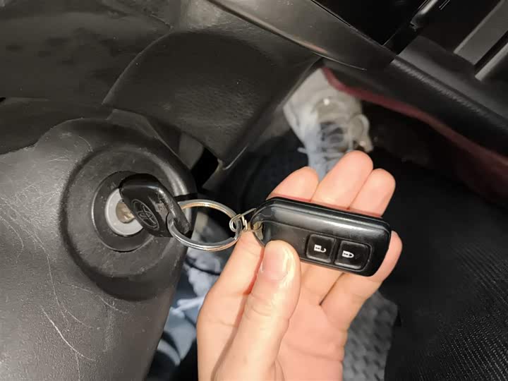 Фото 9 - Toyota Yaris L Hatchback