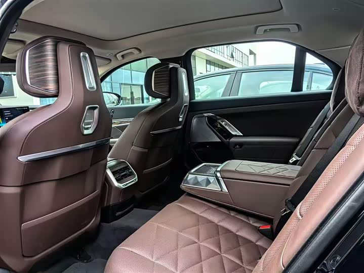 Фото 4 - BMW 7 Series