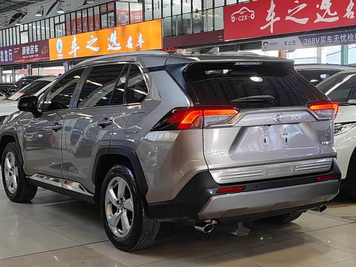 Фото 4 - Toyota RAV4