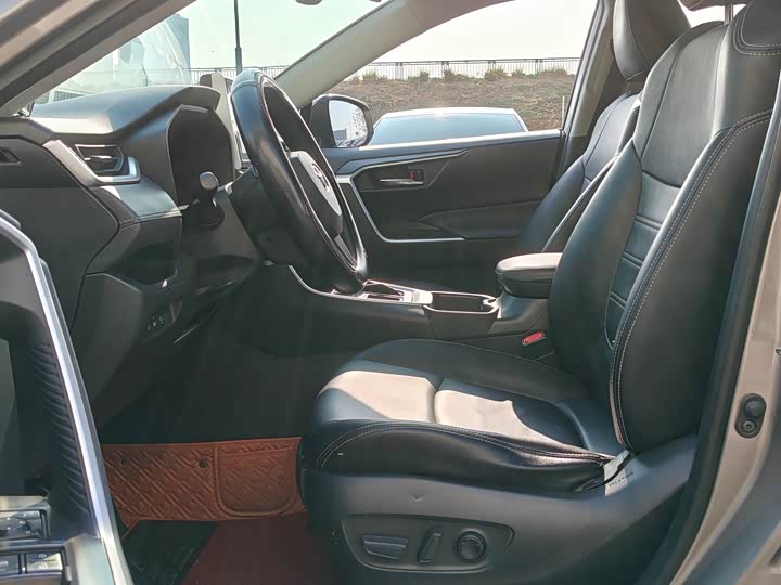 Фото 6 - Toyota RAV4