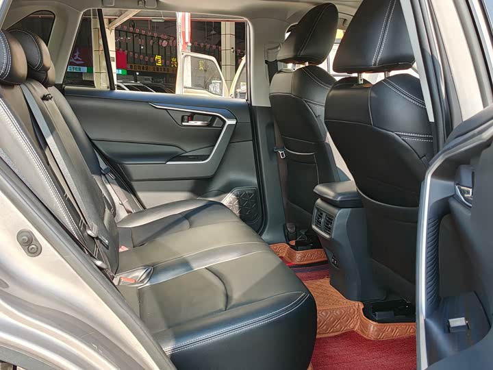 Фото 8 - Toyota RAV4