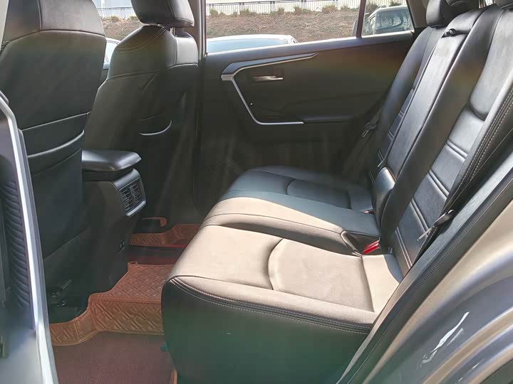 Фото 9 - Toyota RAV4