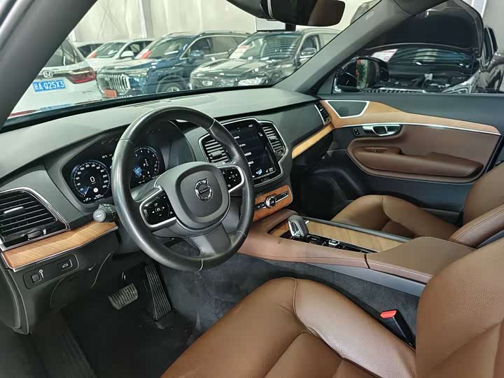 Фото 7 - Volvo XC90