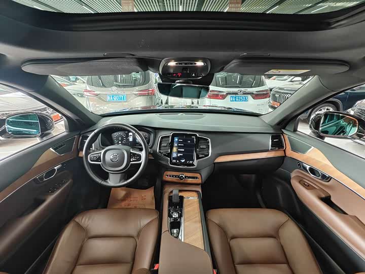 Фото 8 - Volvo XC90