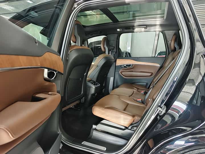 Фото 9 - Volvo XC90