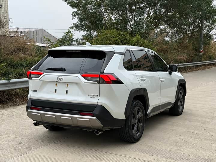 Фото 4 - Toyota RAV4