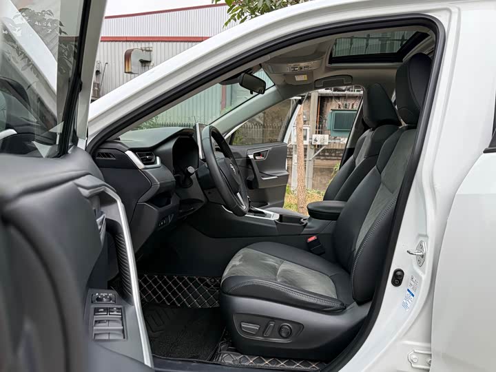 Фото 7 - Toyota RAV4