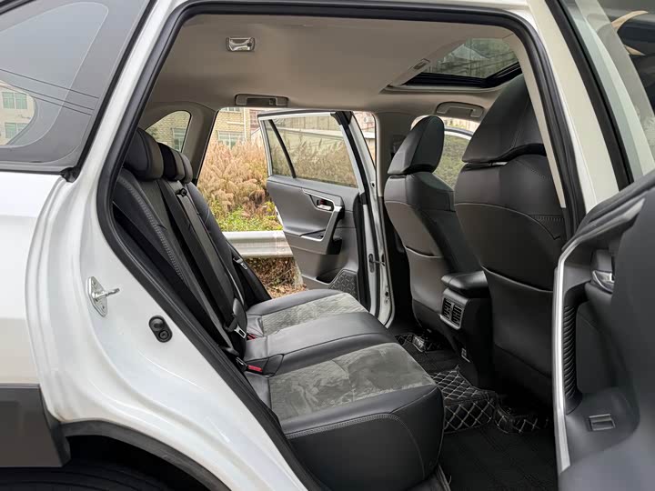 Фото 9 - Toyota RAV4