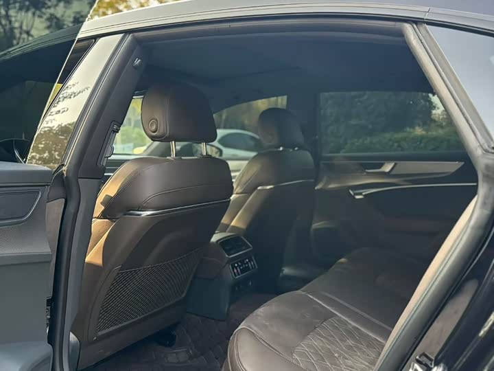 Фото 6 - Audi A7L