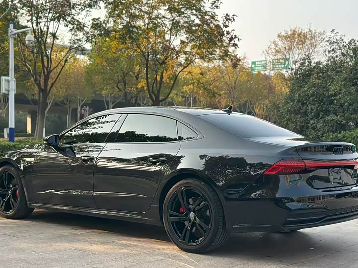 Фото 9 - Audi A7L