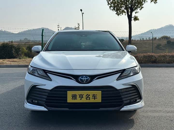 Фото 2 - Toyota Camry