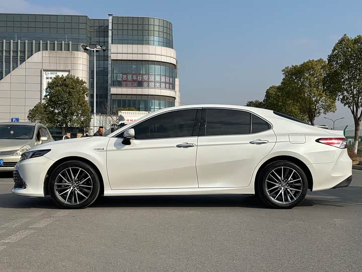 Фото 4 - Toyota Camry