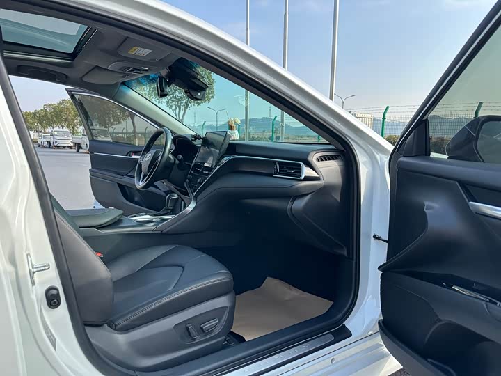 Фото 7 - Toyota Camry