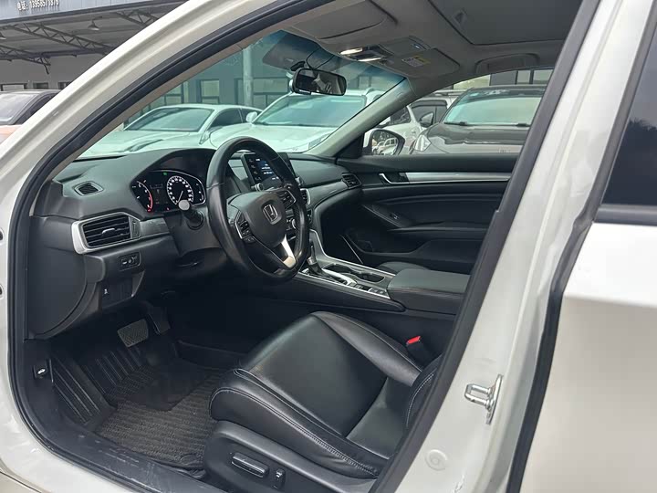 Фото 9 - Honda Accord